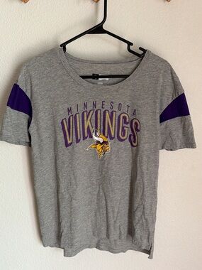 Minnesota Vikings Women's Gray Short Sleeve Tee with Purple Accents